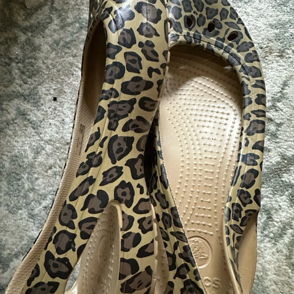CROCS size 9 Women's Animal Print Flats - Picture 2 of 4